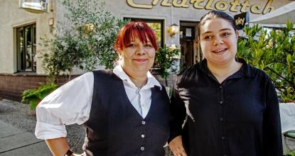 Zwei Mitarbeiterinnen des Restaurants Charlottchen