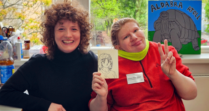 Juliane (rechts) machte zum Tag der offenen Tür aus jedem, der es wollte, dank ihres Zeichen-Talents, eine Manga-Figur; wie hier aus Kathleen, unserer Mitarbeiterin der Öffentlichkeitsarbeit