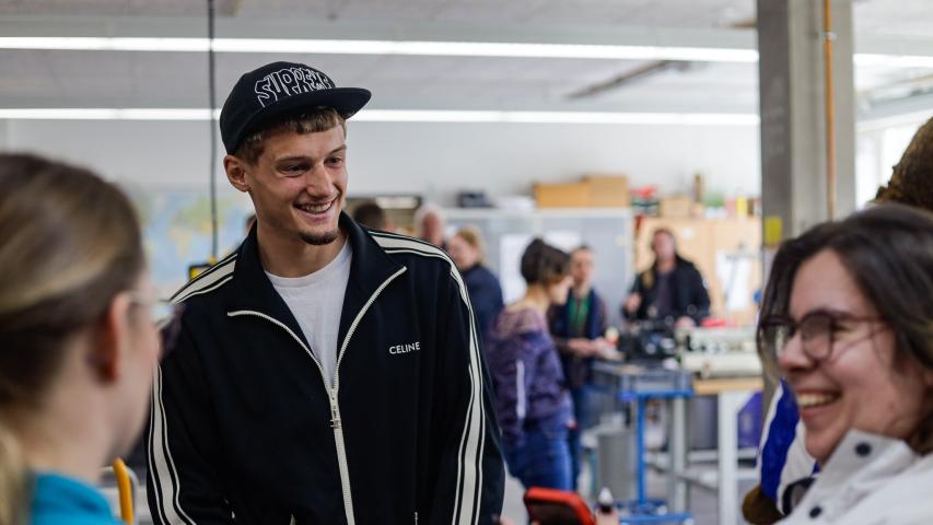 Hertha Spieler zusammen mit Beschäftigte