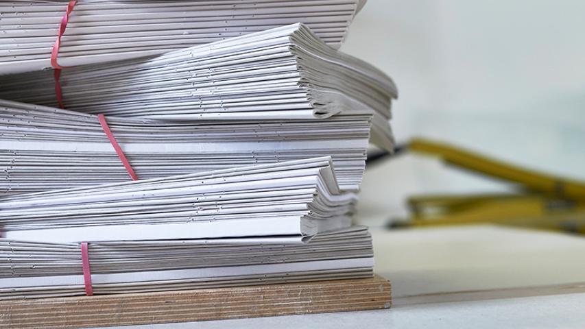 Stapel Buchseiten in der Buchbinderei Betriebsstätte Reinickendorf