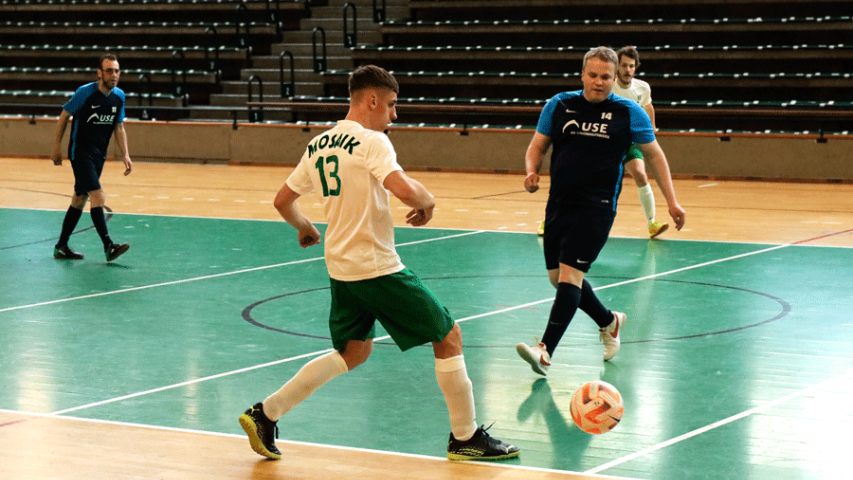 Zweikämpfe auf dem Feld beim Fußballfreundschaftsturnier